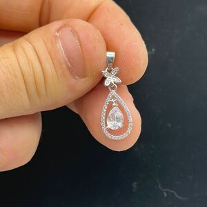 Sterling silver dangling clear stone pendant 925